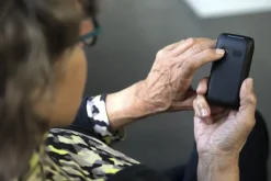 Brico Fysic Fm-9760Zt Mobiele Klaptelefoon Voor Senioren Noodknop Zwart- Kluizen